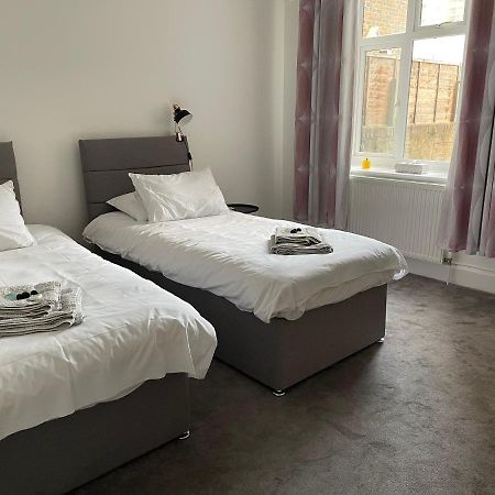 Impeccable 2-Bed Apartment In Eastbourne Dış mekan fotoğraf