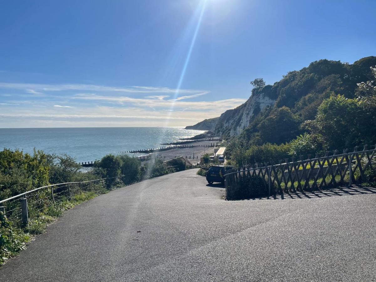 Impeccable 2-Bed Apartment In Eastbourne Dış mekan fotoğraf