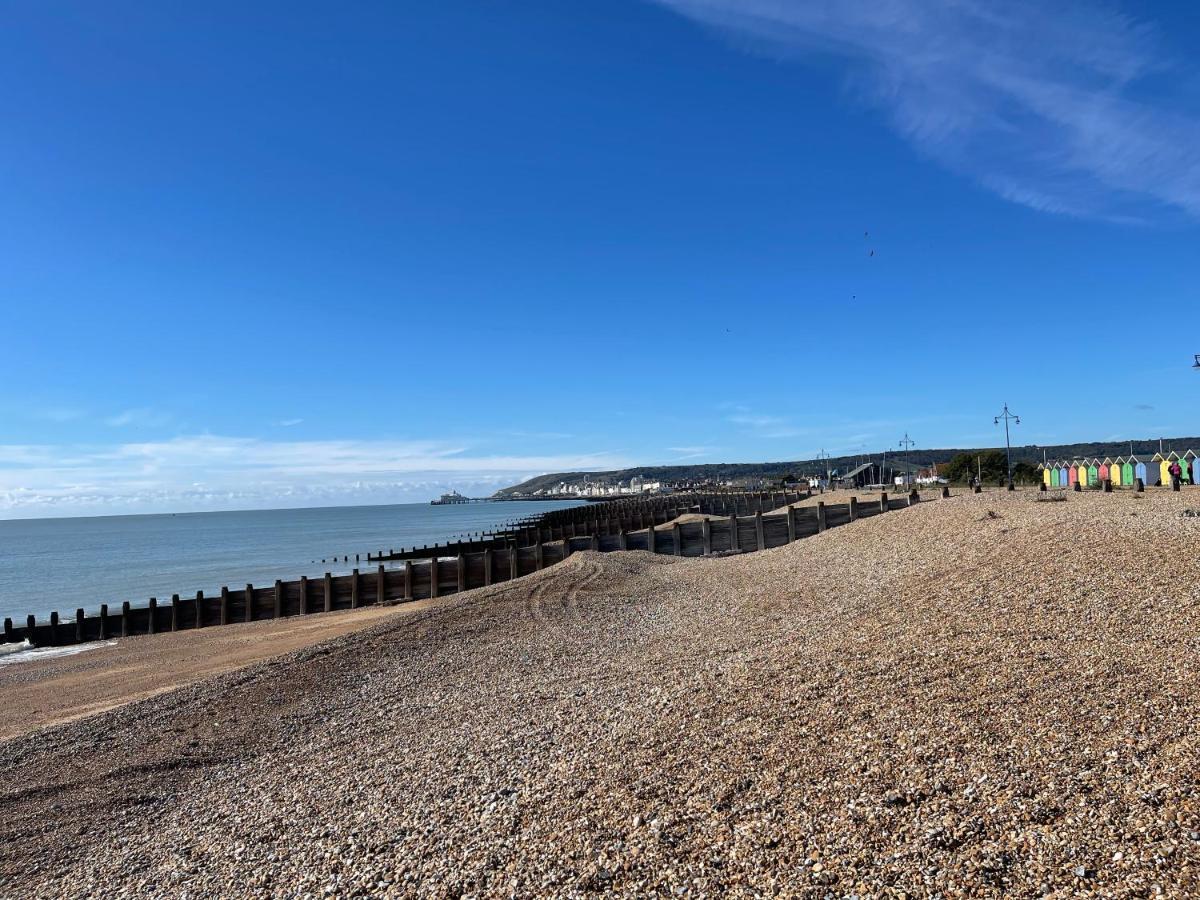 Impeccable 2-Bed Apartment In Eastbourne Dış mekan fotoğraf